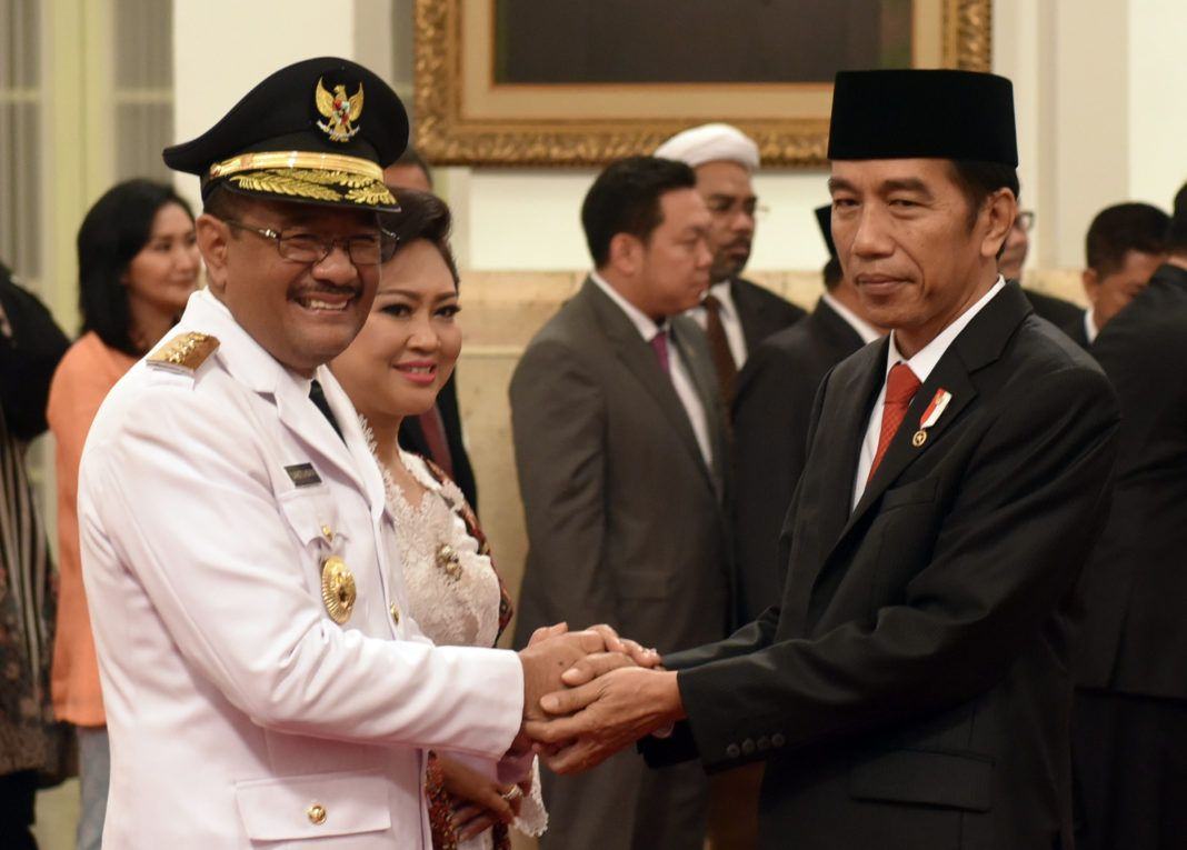 Foto: Presiden Jokowi memberikan ucapan selamat kepada Djarot Saiful Hidayat yang baru dilantiknya sebagai Gubernur DKI Jakarta, di Istana Negara, Kamis (15/6) pagi.