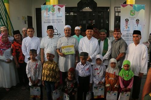 Foto: Walikota Medan Drs H T Dzulmi Eldin S M.Si berbuka puasa bersama dengan masyarakat Medan Area di Masjid Muhajirin Jalan Seto, Kecamatan Medan Area, Senin (12/6).