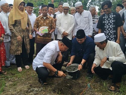Foto: Walikota Medan Drs H T Dzulmi Eldin S M.Si meletakkan batu pertama pembangunan Rumah Tahfiz Masjid Al Arif di Kompek Taman Setia Budi Indah (Tasbi) II Medan, Minggu (18/6).