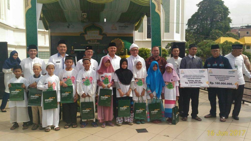Walikota Medan Drs HT Dzulmi Eldin S MSi mengapresiasi pembukaan zona berkah ramadhan yang diselenggarakan Bank Syariah Mandiri (BSM) Regional I Sumut, di halaman Masjid Raya Al-Mashun Medan, Jumat (16/6).