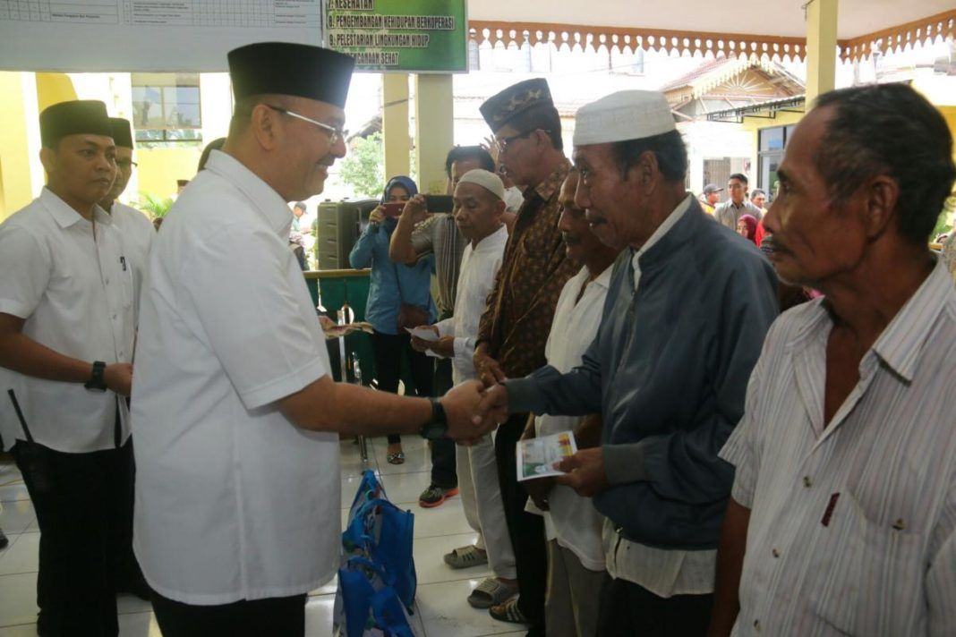 Foto: Walikota Medan Drs HT Dzulmi Eldin S MSi menyerahkan sebanyak 850 paket zakat kepada masyarakat kurang mampu yang berdomisili di Kecamatan Medan Marelan.