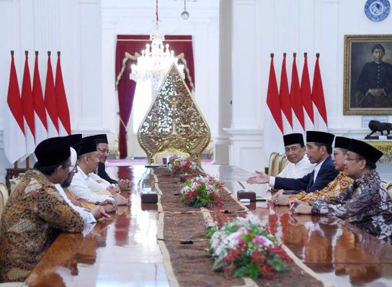 Foto: Presiden Jokowi menerima perwakilan Gerakan Nasional Pengawal Fatwa Majelis Ulama Indonesia (GNPF MUI) di Istana Merdeka, Minggu (25/6) sore.