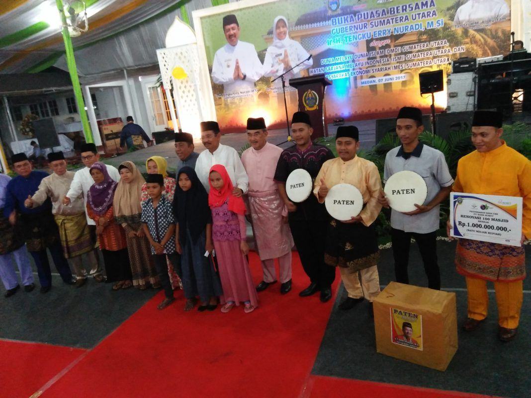 Gubsu Tengku Erry Berikan Santunan Anak Yatim dan Masjid dalam Acara Buka Puasa Bersama