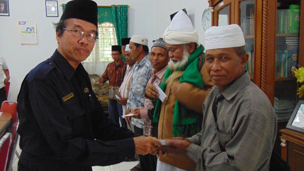 Foto: Kakanmenag Kota Padangsidimpuan Efri Hamdan Harahap menyerahkan honor kepada guru Madrasah Diniyah Takmiliah (MDT) dan guru Taman Pendidikan Qur'an (TPQ).