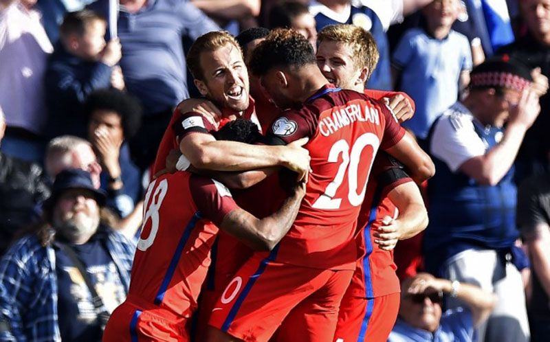 Harry Kane (kiri) merayakan keberhasilannya mencetak gol penyama kedudukan untuk timnas Inggris saat menghadapi Skotandia (Foto: AFP/Andy Buchanan)