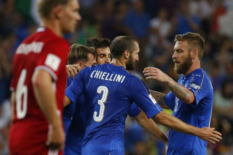 Para penggawa Italia merayakan gol ke gawang Liechtenstein (AFP PHOTO / Marco BERTORELLO)