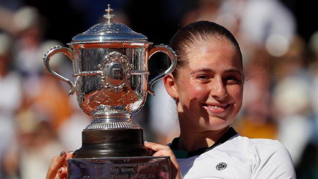 Jelena Ostapenko juara Perancis Terbuka 2017. (Reuters / Gonzalo Fuentes)