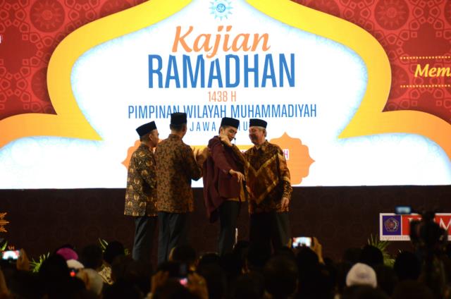 Foto: Presiden mengenakan jas didampingi PW Muhammadiyah Jatim dalam acara Kajian Ramadan 1438 di Kota Malang, Jawa Timur, Sabtu (3/6).