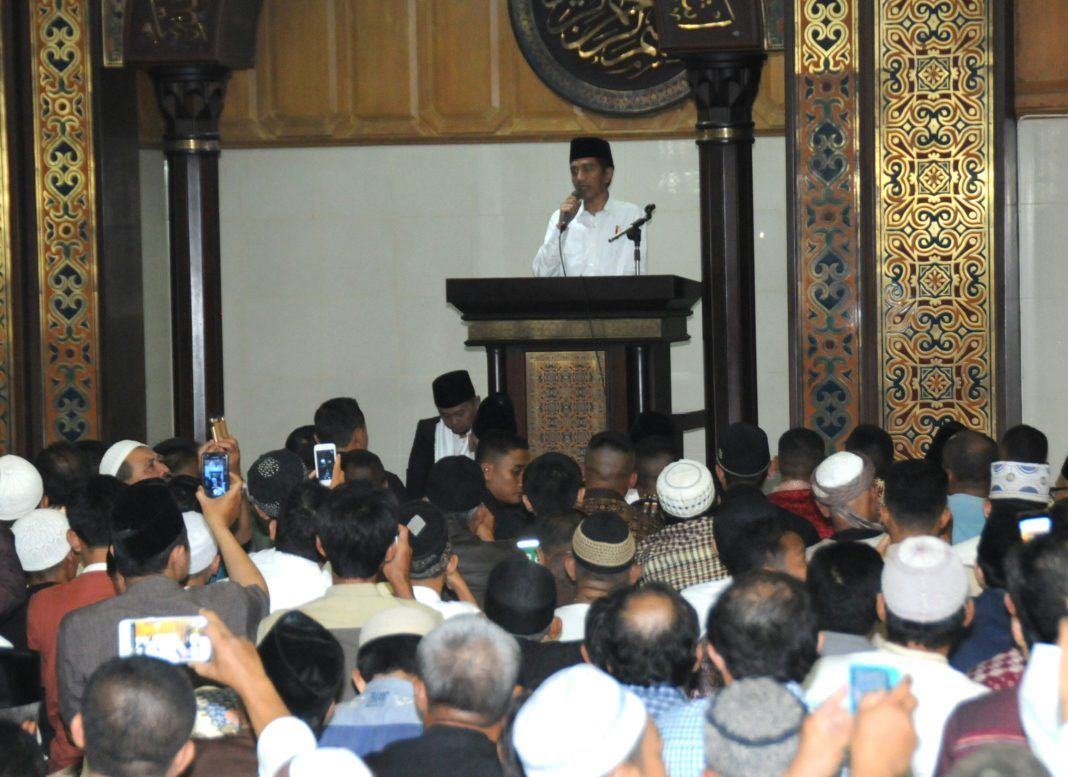 Foto: Presiden Jokowi saat memberikan sambutan sebelum menunaikan Salat Jumat di Masjid Agung, Kota Tasikmalaya, Jawa Barat, Jumat (9/6).
