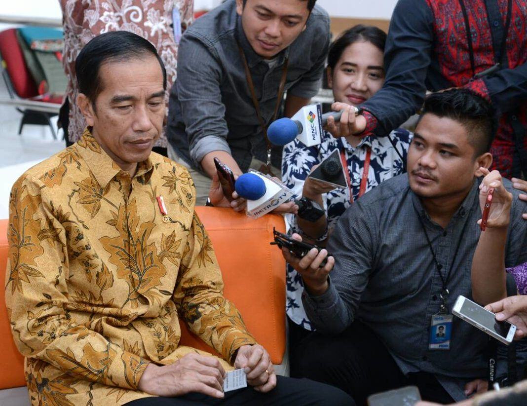 Foto: Presiden Jokowi memberikan keterangan tentang KPK saat mengunjungi ruang kerja jurnalis yang bertugas di Istana Kepresidenan, Jakarta, Selasa (13/6).