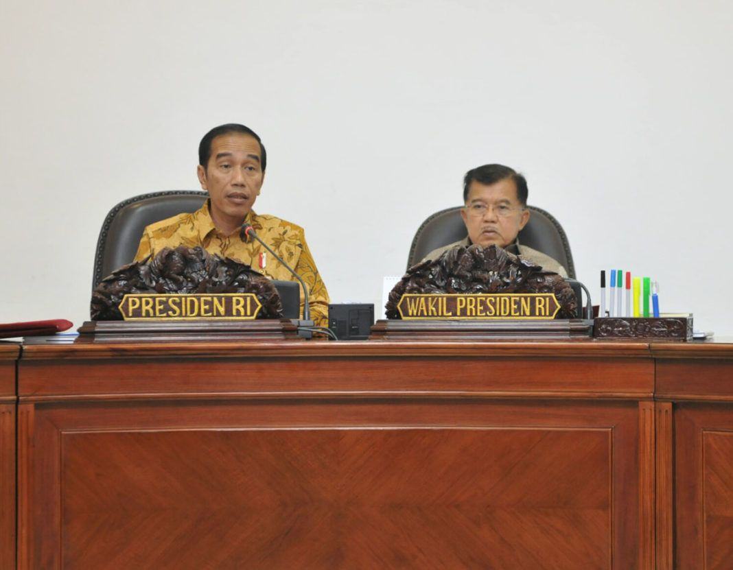 Foto: Presiden Jokowi saat memimpin Rapat Terbatas di Kantor Presiden, Jakarta, Selasa (13/6) petang.