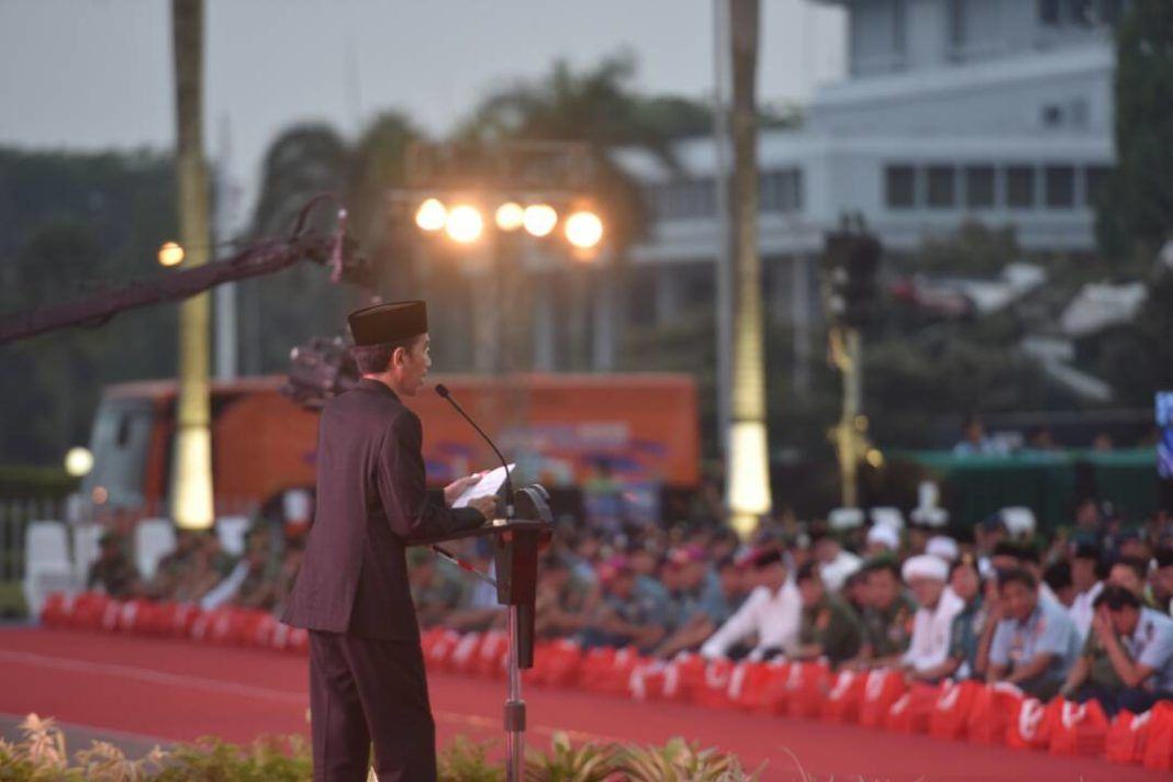 Foto: Presiden Jokowi saat berikan sambutan pada buka puasa bersama Prajurit dan PNS Mabes TNI di Plaza Mabes TNI Cilangkap, Jakarta Timur, Senin (19/6) petang.