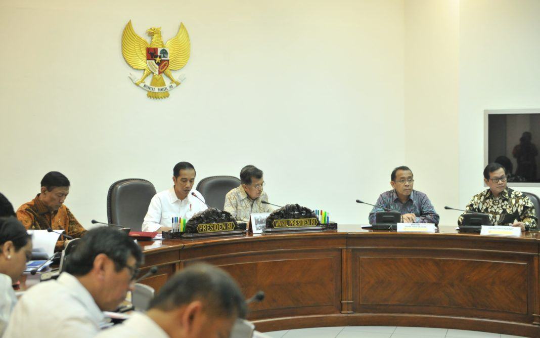 Foto: Presiden Jokowi saat memimpin Rapat Terbatas mengenai Reformasi Aparatur Sipil Negara, di Kantor Presiden, Jakarta, Selasa (20/6).