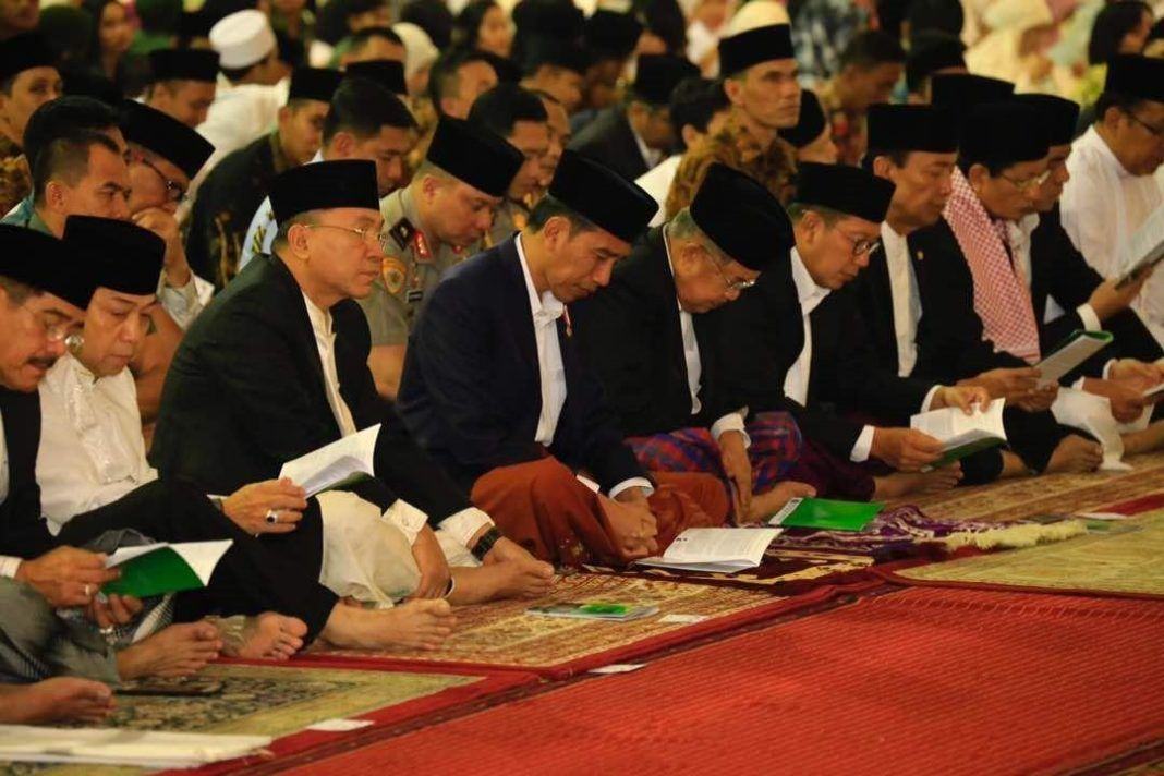 Foto: Presiden Joko Widodo dan Wapres Jusuf Kalla didampingi Menag Lukman menyimak Khutbah Idul Fitri yang disampaikan KH Quraish Shihab di Masjid Istiqlal.