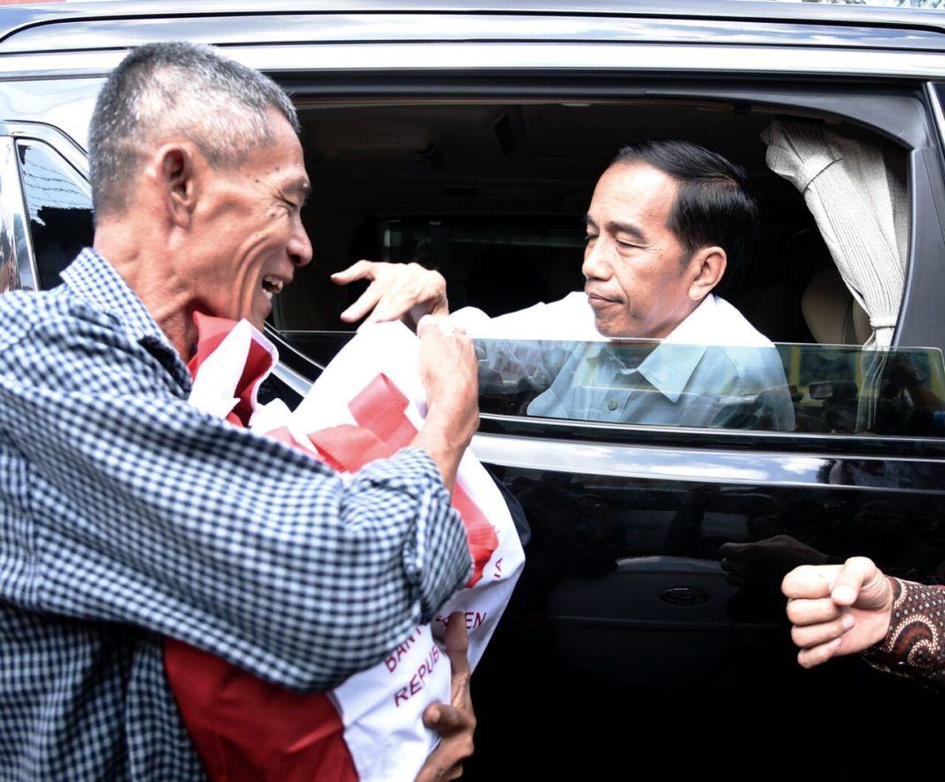 Foto: Presiden Jokowi membagikan paket sembako kepada warga yang ditemui di Kota Surakarta, Jawa Tengah, Rabu (28/6).
