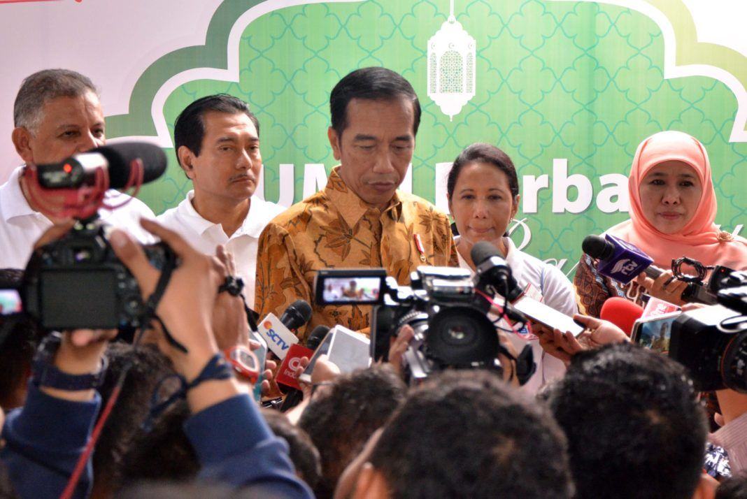 Foto: Presiden Jokowi menjawab pertanyaan wartawan usai pembagian sembako di Penjaringan, Jakarta Utara, Selasa (13/6).