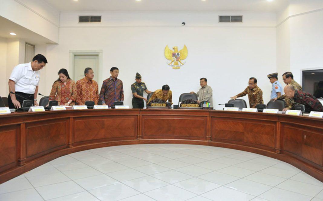 Foto: Presiden Jokowi didampingi Wapres Jusuf Kalla sebelum memulai memimpin Rapat Terbatas di Kantor Presiden, Jakarta, Selasa (13/2).