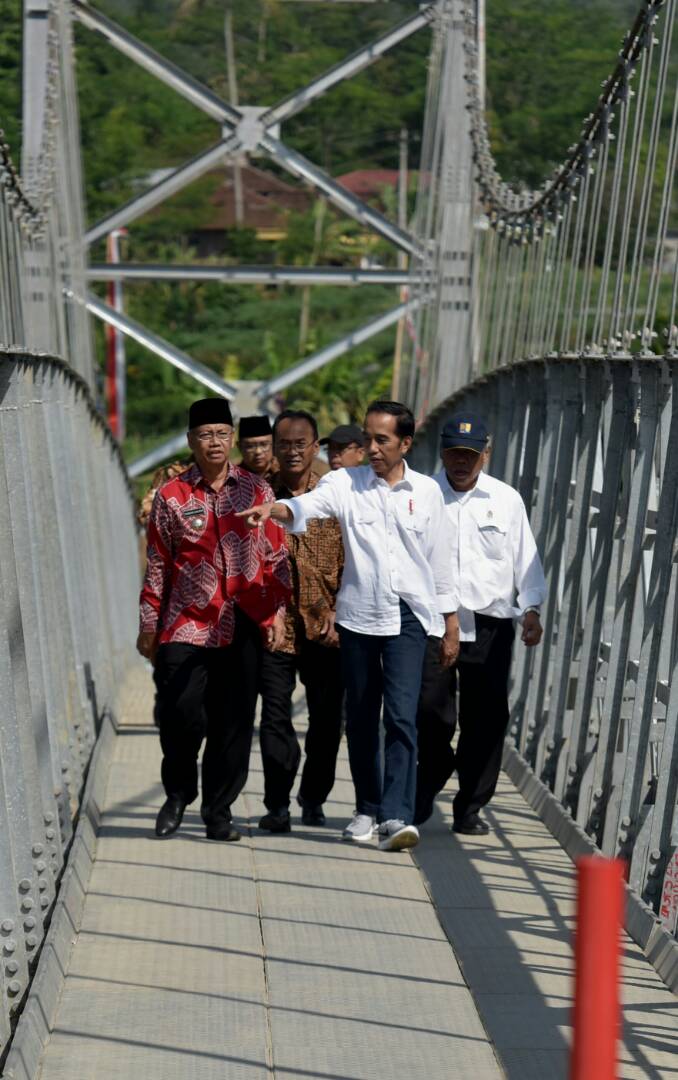 Foto: Presiden Jokowi saat meresmikan Jembatan Gantung Kali Galeh, Jembatan Gantung Soropadan, dan Rumah Susun Sewa Parakan Wetan, di Desa Kauman, Kabupaten Temanggung, Sabtu (17/6).