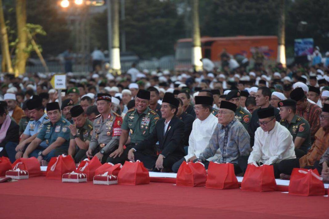 Foto: Presiden Jokowi dalam acara buka puasa bersama Prajurit TNI dan PNS Mabes TNI di Plaza Mabes TNI Cilangkap, Jakarta Timur, Senin (19/6) petang.