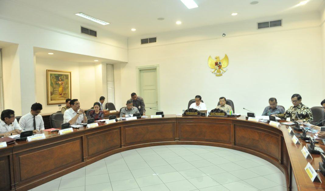 Foto: Presiden Jokowi saat memimpin Rapat Terbatas Modernisasi Teknologi Informasi Perpajakan, di Kantor Presiden, Jakarta, Selasa (20/6) sore.