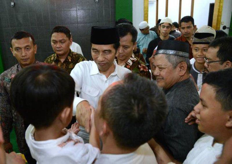 Foto: Presiden Jokowi saat Masjid Jami Assa’adah, yang berada di kawasan Sentul, Kabupaten Bogor, Jawa Barat, Minggu (4/6).