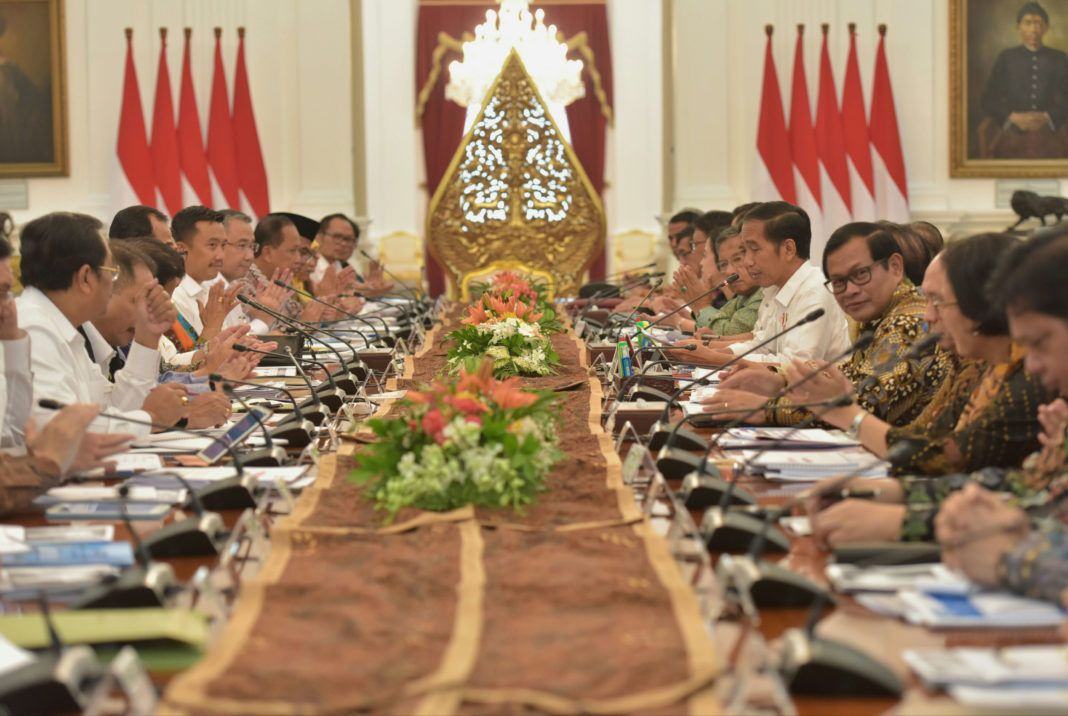 Foto: Presiden Jokowi saat memberikan pengantar pada Sidang Kabinet Paripurna di Istana Merdeka, Jakarta, Kamis (22/6).