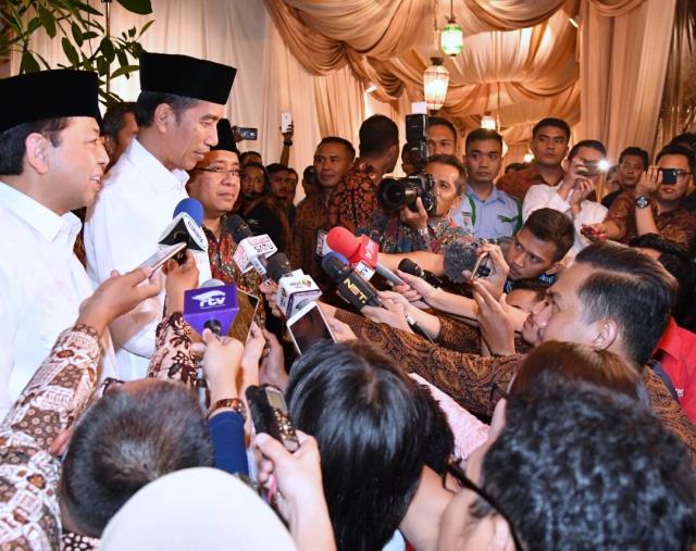 Presiden Jokowi menjawab pertanyaan wartawan usai menghadiri acara buka puasa bersama di rumah dinas Ketua DPR Setya Novanto, Senin (5/6) malam.