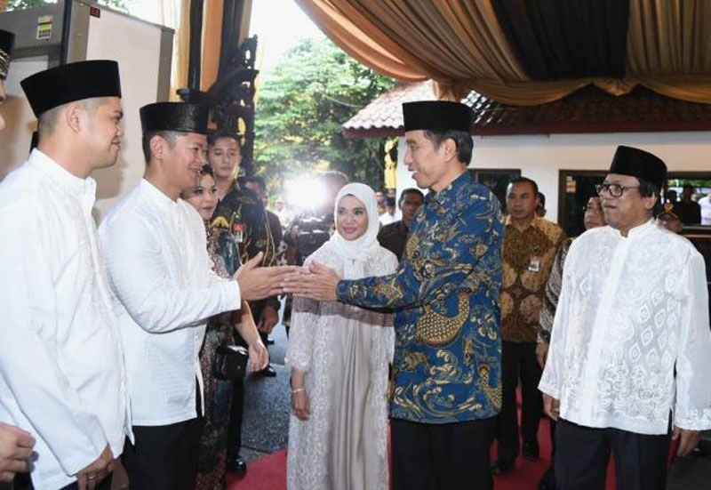 Foto: Presiden Jokowi saat menghadiri acara buka puasa bersama di kediaman Ketua DPD, Jakarta, Selasa (6/6).