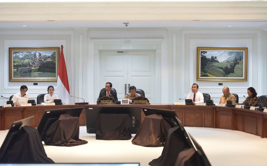 Foto: Presiden Jokowi memimpin rapat terbatas terkait anggaran penyelenggaraan Asian Games 2018, di Kantor Presiden, Jakarta, Rabu (7/6).