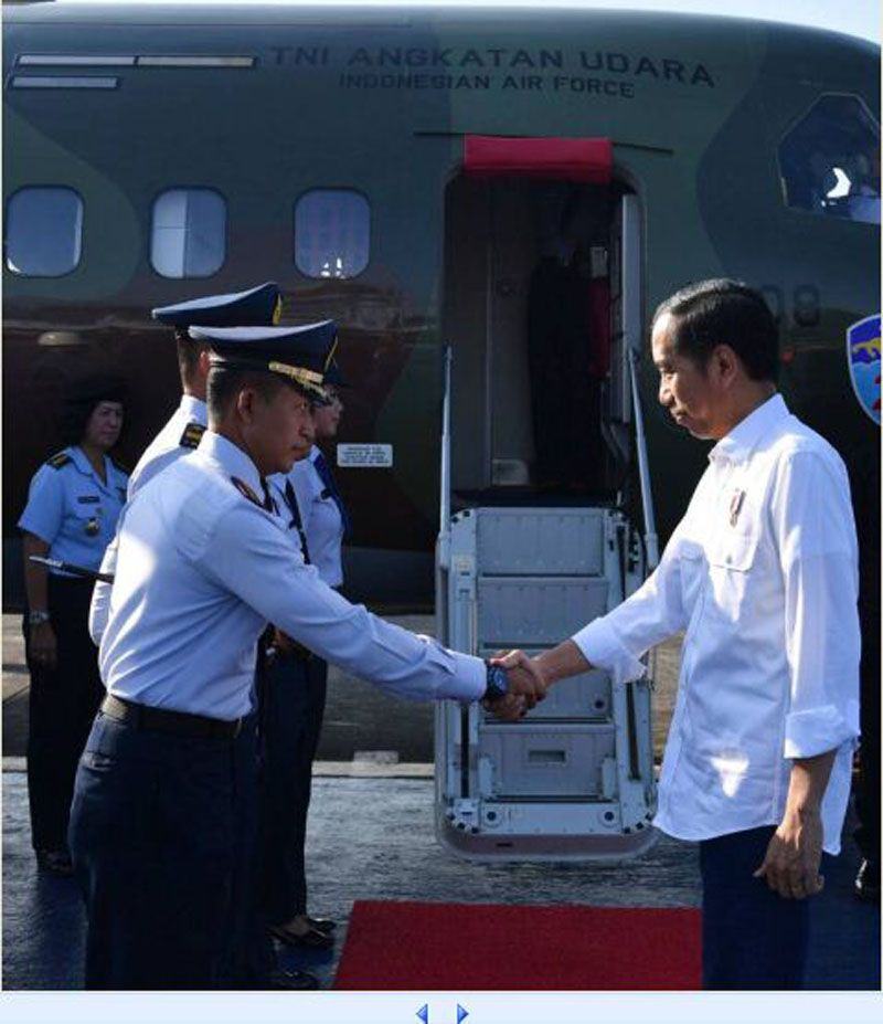 Foto: Presiden Jokowi menyalami awak pesawat CN-295 TNI AU sebelum bertolak ke Tasikmalaya, di Bandara Halim Perdanakusuma, Jakarta, Jumat (9/6) pagi.
