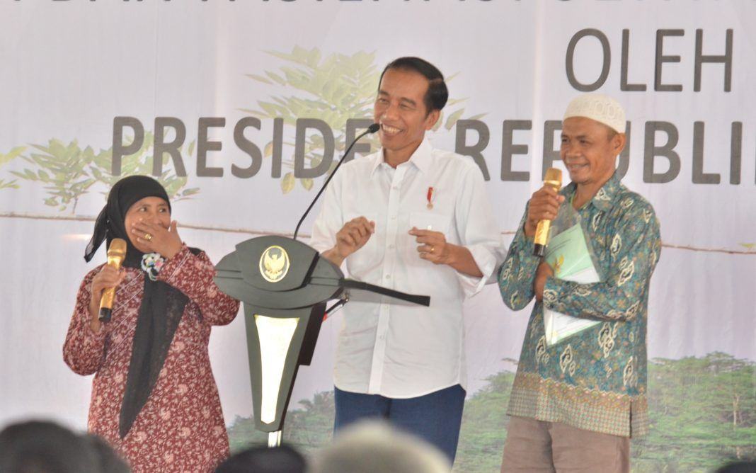 Foto: Presiden Jokowi saat memberikan sambutan pada penyerahan sertifikat hak atas tanah di Balaikota Tasikmalaya, Kota Tasikmalaya, Jawa Barat, Jumat (9/6).