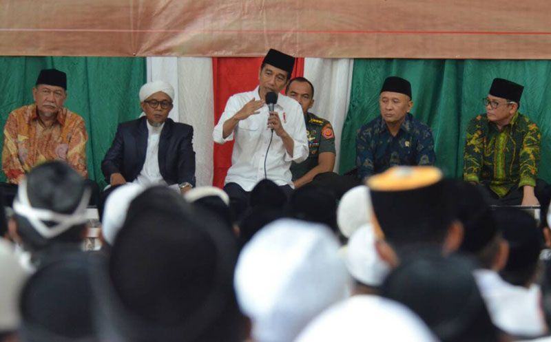 Foto: Presiden Jokowi saat mengunjungi Pondok Pesantren Miftahul Huda di Kecamatan Manonjaya, Kabupaten Tasikmalaya, Sabtu (10/6).