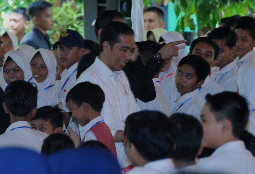 Foto: Presiden Jokowi saat penyerahan Kartu Indonesia Pintar (KIP) di halaman SMP Negeri 2 Kota Tasikmalaya, Jumat (9/6) .