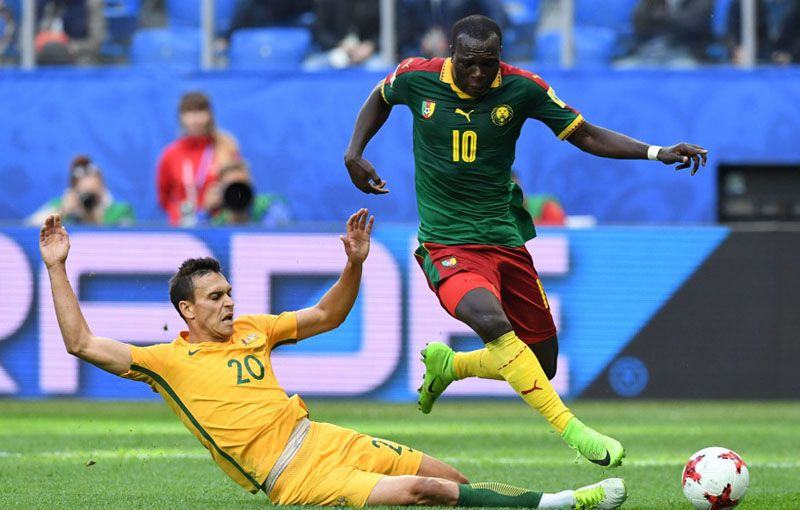 Foto: Striker Kamerun, Vincent Aboubakar (kanan) berupaya melewati adangan bek Australia, Trent Salinsbury.