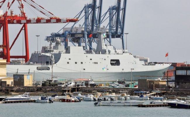 Sebuah kapal perang Tiongkok terlihat diparkir di pelabuhan Djibouti. (Foto: Vladimir Melnik / Shutterstock)