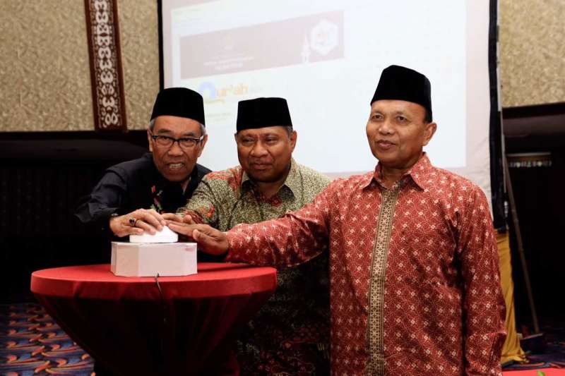 Foto: Sekjen Nur Syam bersama Ketua Komisi VIII DPR Ali Taher dan Ketua KPHI Samidin pencet tombol buka Qurah Pemondokan.