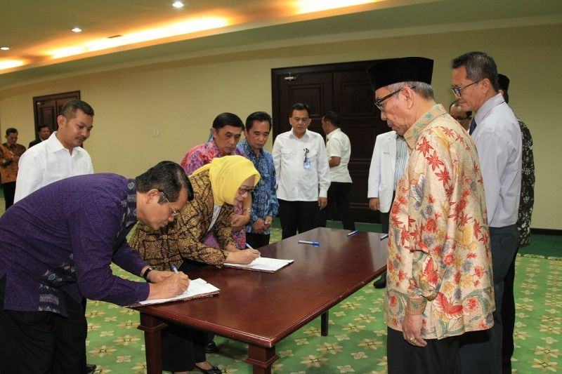 Foto: Sekjen Kemenag Nur Syam menyaksikan serah terima pengelolaan manajemen PT Rumah Sakit Haji Jakarta.