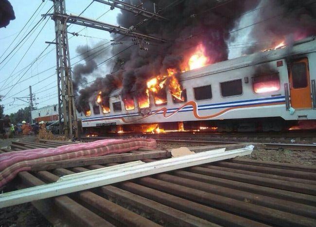 Foto: Kereta pengangkut orang terbakar di Stasiun Senen, diduga tabrakan dengan mobil bak terbuka (Istimewa)