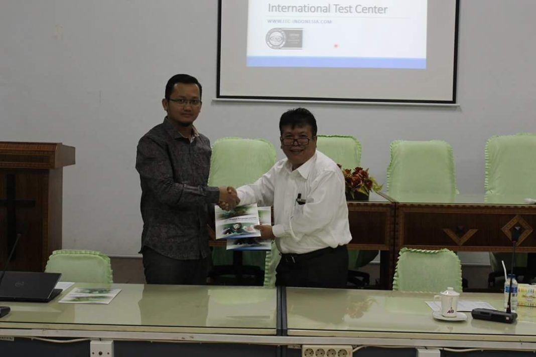 Foto: Rektor UHN Dr Ir Sabam Malau berjabat tangan usai menandatangani MoU dan MoA dengan pihak TOEIC ETS Indonesia, Harry Pratama.