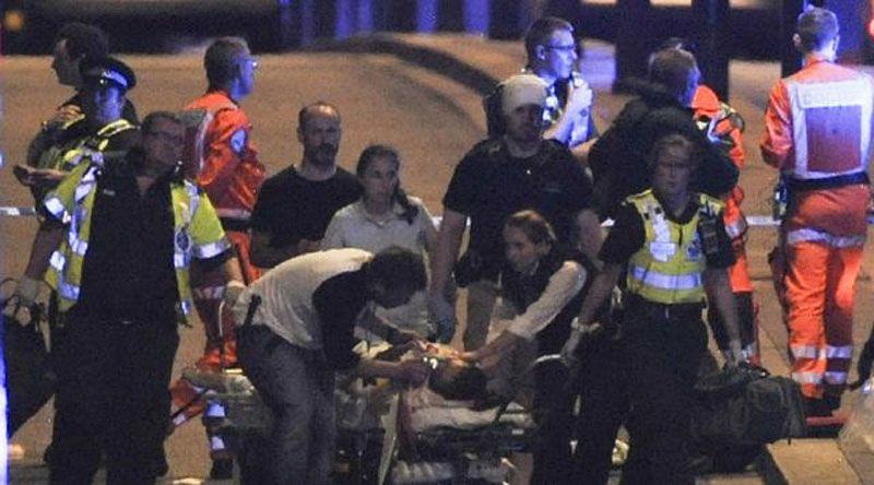 Ambulans menolong korban penusukan di London (DANIEL SORABJI / AFP)