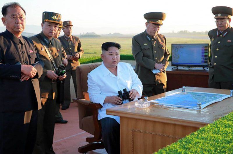 Pemimpin Korut, Kim Jong-un kerap menyaksikan peluncuran misil balistiknya. (Foto: AFP)