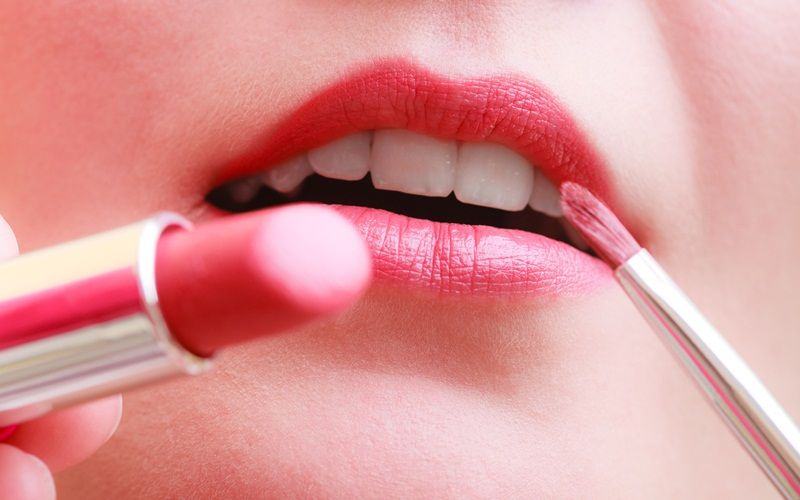 Salah satu bagian tubuh paling menarik adalah bibir. Warna lipstik pun dapat disesuaikan dengan zodiak supaya Anda tampil lebih menarik. (iStockphoto)