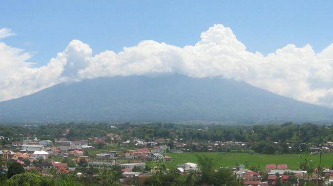 Warga diimbau tidak melakukan aktivitas di radius tiga kilometer dari puncak Gunung Marapi. (Dok. Wikimedia/CC-BY-SA-2.5/MichaelJLowe)