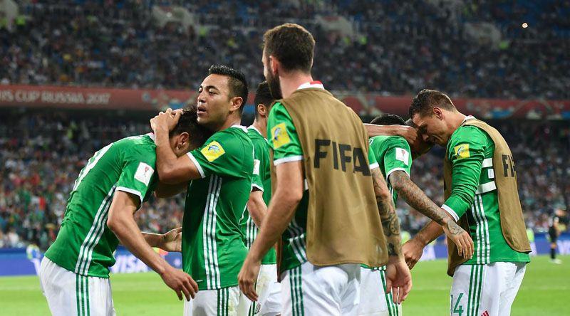Penyerang Meksiko, Oribe Peralta merayakan golnya ke gawang Selandia Baru pada matchday kedua Grup A Piala Konfederasi 2017. (YURI CORTEZ / AFP)