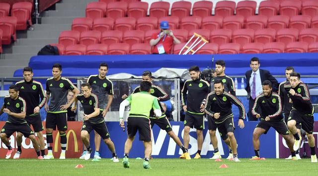 Timnas Meksiko berlatih jelang duel melawan Portugal di Piala Konfederasi 2017. Kedua tim bertemu di Kazan Arena, Minggu (18/6). (AP Photo/Martin Meissner)