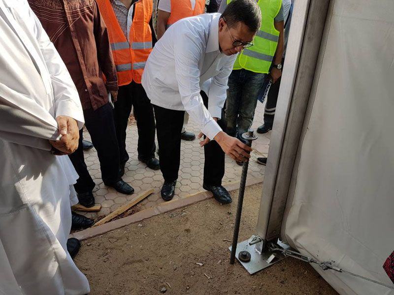 Foto: Menag Lukman Hakim Saifuddin menakar ketinggian paku besi yang akan ditancapkan ke bawah sebagai penguat tiang tenda baru jemaah Indonesia di Arafah.