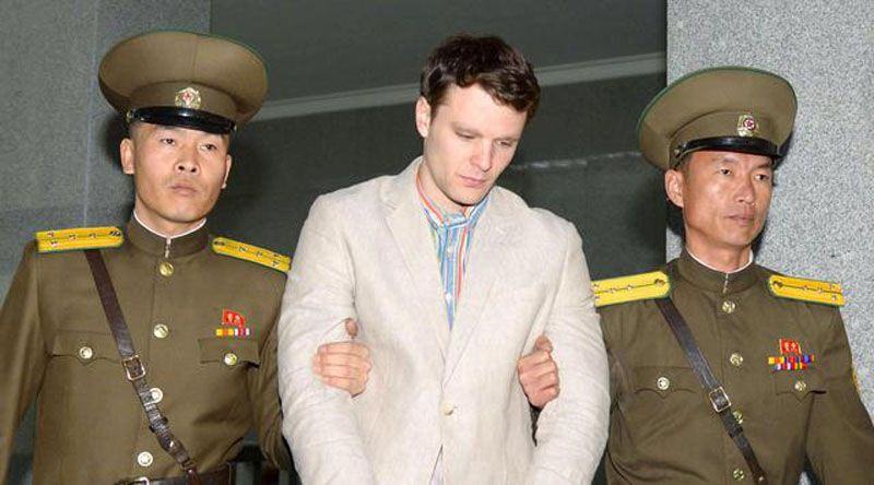 Otto Frederick Warmbier (tengah) usai menjalani persidangan di Pyongyang, Korea Utara, (16/3). Pengadilan Tinggi Korea Utara mengetuk palu menjatuhkan hukuman 15 tahun kerja paksa kepada turis Amerika Serikat. (REUTERS / Kyodo)