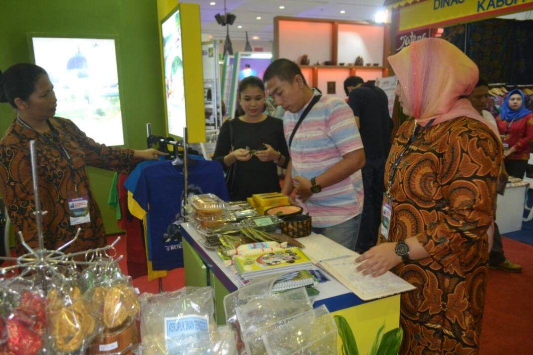 Teks Foto: Suasana Stan Promosi pameran Pariwisata Kabupaten Langkat, dalam pameran Gebyar Wisata dan Budaya Nusantara (GWBN) 2017 yang berlangsung di Hall A Jakarta Convention Center, kemarin.