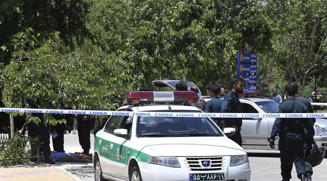 Kepolisian merespons peristiwa penembakan dan ledakan di kompleks Parlemen Iran dan Makam Ayatollah Khomeini di Tehran, (7/6) (AP)