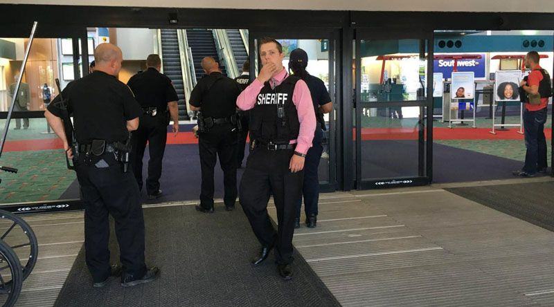 Seorang polisi menjadi korban serangan penusukan di Bishop International Airport, Michigan, AS. (AP)
